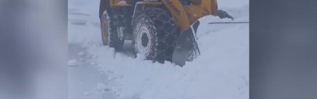 ZAVEJANA KRITIČNA DEONICA PREKO GOLIJE: Jak vetar pravi smetove visine nekoliko metara! SITUACIJA SE MENJA IZ MINUTA U MINUT! (FOTO, VIDEO)