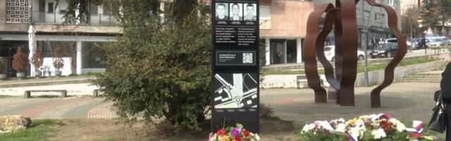 "SIMBOL STRADANJA I OGROMNE TUGE MAJKE KOJA JE IZGUBILA TRI SINA, TRI SOKOLA" Položeni venci na Trgu braće Milić u Severnoj Mitrovici (VIDEO)