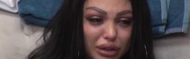 MAJA MARINKOVIĆ MOLI ZA POMOĆ: Starleti pukao silikon u zadnjici, urla kroz imanje: Traži na kapiji jod, zavoj i gaze...