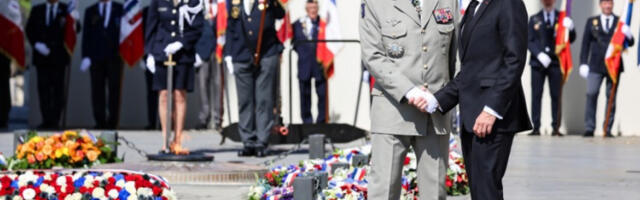Макрон положио венац код Тријумфалне капије поводом 81. годишњице победе над нацизмом