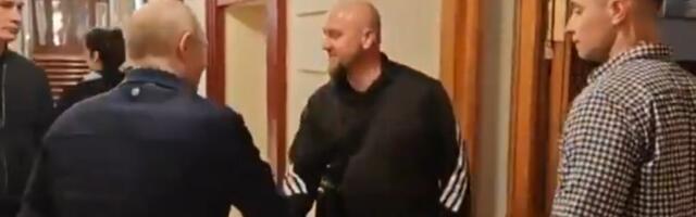 PUTIN SNIMLJEN U OPUŠTENOM RAZGOVORU SA "OBIČNIM ČOVEKOM": Otkriveno ko je misteriozni muškarac sa kojim se rukovao (VIDEO)