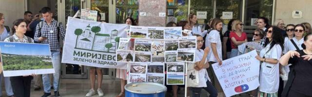 Grupe građana protestuju ispred Skupštine Beograda, održava se sednica o budžetu