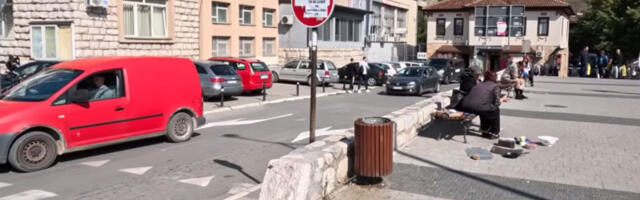 Uznemirujući snimak iz Novog Pazara: Dečaci predaju nešto muškarcu ispod mosta, evo na šta se sumnja