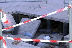 На Савском тргу се отворила велика рупа; Извођач радова: Штету направило доставно возило