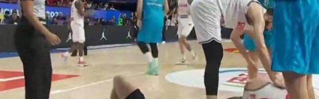 STRAVIČNA SCENA NA MUNDOBASKETU! Košarkaš se SUDARIO s ljubimcem delija! Supruga ODMAH skočila i uletela na parket! (VIDEO)