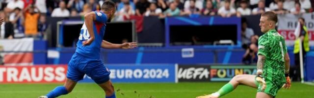 ENGLEZI, PA NE MOŽETE UVEK DA SE PROVLAČITE! NAJBOLJI STRELAC EVRO BACIO "TRI LAVA" NA KOLENA! Slovački ubica ima NOVU žrtvu (VIDEO)