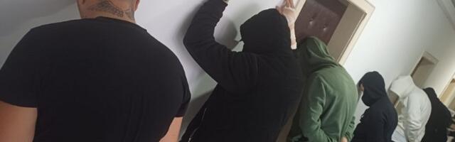Detalji haosa u Novom Pazaru: Huligani policajce gađali dimnim bombama, ciglama i kamenjem