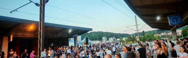 Protest: Blokiran železnički saobraćaj i bačeno smeće na prostorije SNS-a