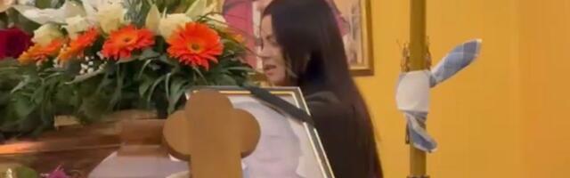 Milica Pavlović se slomila od plača na sahrani Ljilje Jorgovanović: Grli se sa porodicom, ne odvaja se od njih