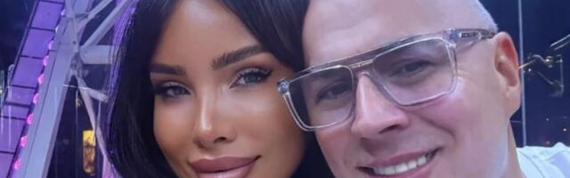 Aleksandra dočekala Deda Mraza u čipkastim čarapama: Nova godina u domu starlete, ona sija pored partnera