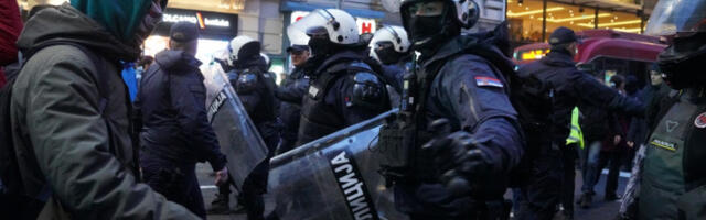 Напад на полицију испред Ректората: скандирања „1312“ и „УЧК“ уз претње и блокаду центра