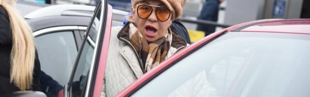 Vesna Zmijanac jedva hoda: Pevačica se krstila na aerodromu zbog zahteva nepoznate žene