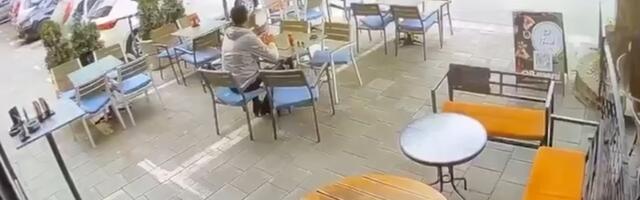 Jeziv snimak sa ulica Novog Pazara: Pokosio devojku motociklom, nije se ni okrenuo (VIDEO)
