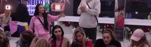 JANJUŠ POTEGAO KAMEN NA MAJU - HAOS NA IMANJU U ŠIMANOVCIMA! Pobesneo zbog OVOGA - uleteo u Belu kuću, a onda.. ŠOK! (VIDEO)