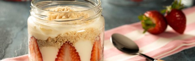 Brza poslastica u čaši: Puding sa jagodama i keksom (RECEPT)