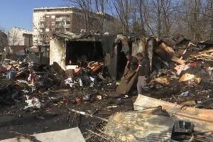 Изгореле бараке у Устаничкој – 15 породица без крова над главом, тврде да пожар није случајност