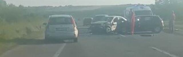UŽASNA SAOBRAĆAJKA KOD UMKE! Direktan sudar dva automobila, Hitna pomoć pomaže povređenima, srča i delovi kola na sve strane (VIDEO)
