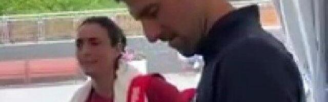ĐOKOVIĆA POSETILA "MINISTARKA SREĆE"! Novak dobio NEOČEKIVANI poklon! Mnogo mu se OBRADOVAO! (VIDEO)