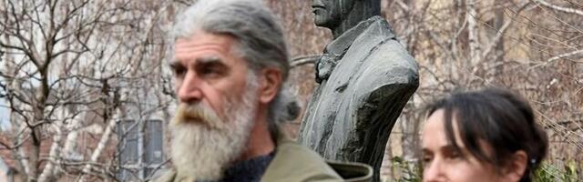Dragan i Ksenija Đorđević svakoga dana u 11.52 stoje sami ispred OŠ Svetozar Marković