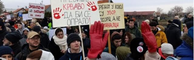 A sad nešto malo drugačije: Protest u Sremskoj Mitrovici - podrška studentima (VIDEO, FOTO)