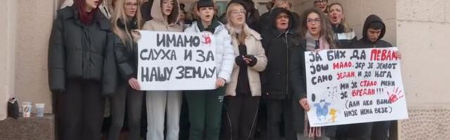 Maturanti muzičke škole u Nišu blokirali ulaz u školu