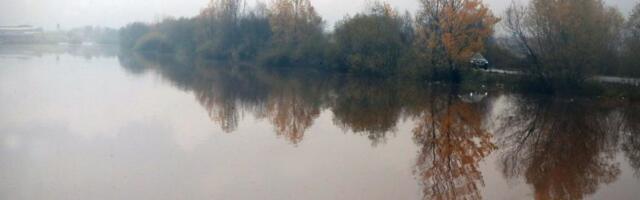 (VIDEO) Vanredna situacija u Zvorniku, problemi i u Hercegovini: Vatrogasac izvukao Golfa iz nabujale reke