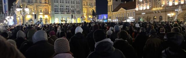 AP: Hiljade ljudi u Novom Sadu na poziv studenata, protiv autokratske Vlade Aleksandra Vučića (VIDEO)