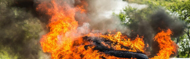 DRAMA KOD LJIGA! Automobil zapaljen, muškarac nemo gleda u vatru - jezive scene na putu!
