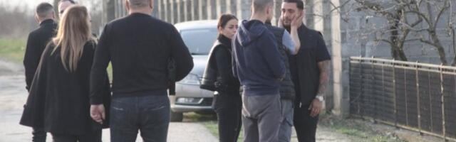 DARKO LAZIĆ JEDVA STOJI NA NOGAMA, PEVAČICA GA SNAŽNO ZAGRLILA! ONA podršku prijatelju u najtežim trenucima! (VIEDEO)