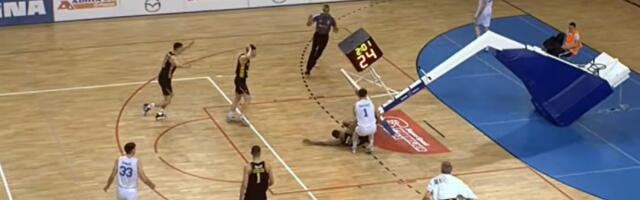 Neverovatna scena u Hrvatskoj: Prekinuta utakmica, igrač Splita srušio konstrukciju koša!
