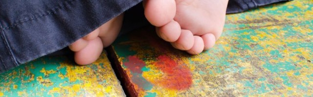 Ostavila bebu nepoznatoj ženi: Neodgovorna majka napustila dete zbog raskida sa dečkom