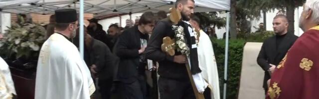 Neverovatne emotivne scene, svi plakali, Grobari zapevali na sahrani Duška Vujoševića: "Dobro pamtim sve"