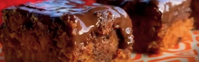 Griz kolač sa jabukama i sočnim prelivom je slatkiš dana