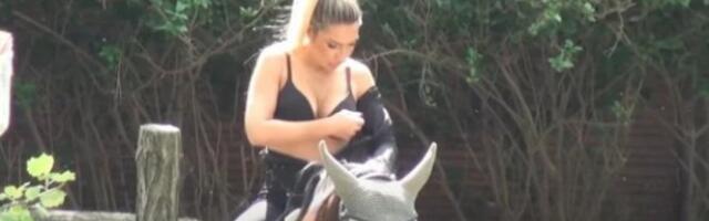 BLAGO KONJU KOJEG JOVANA JAŠE! Dok životinja galopira voditeljka se skida u brushalter! (VIDEO)