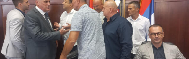 Tenzije u Skupštini: Vitomir Ćalović prekinuo sednicu, Trifunović traži da predsedavanje preuzme sledeći najstariji odbornik