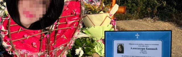 BRDO CVEĆA I VELIKO SRCE OD MUŽA I SINOVA! Prizor koji slama srca na grobu Sandre koju je ubio lift u prodavnici u Gornjem Milanovcu! (VIDEO/FOTO)