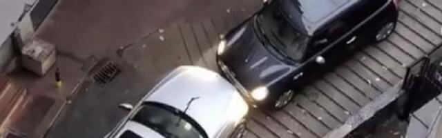 Neverovatan snimak iz Beograda: Vozač "izgurao" drugi automobil (VIDEO)