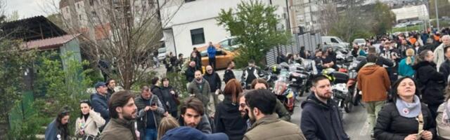 "ROLEKS" STUDENTI BLOKIRAJU INFORMER: Oni sprovode teror nad novinarima i ne daju im da zarade za hleb (FOTO)