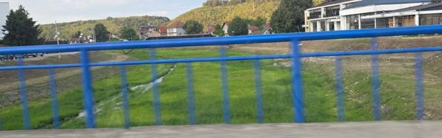 Kad Jablanica presuši, na koritu raste trava, a raste i humor