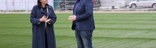 Privode se kraju radovi na postavljanju veštačke podloge i nove ograde na fudbalskom terenu u Krčagovu