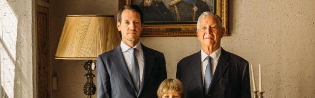 Karađorđevići isekli i  uneli badnjak, a nešto se dogodilo prvi put u istoriji dinastije (FOTO)