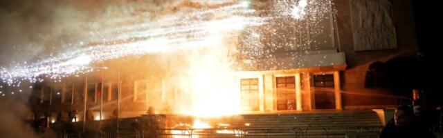 Tirana gori: Demonstranti napali zgradu vlade (FOTO)