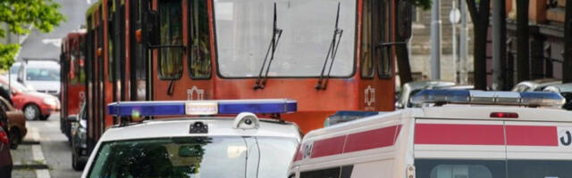 ŽENE NEPOMIČNO LEŽALE NA SEDIŠTIMA, MUŠKARAC DIVLJAO, PA GA PUTNICI IZBACILI! Haos u tramvaju!