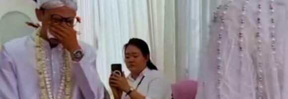 "Bukvalno je pao na nju" Mladoženja se onesvestio kad je ugledao mladu na venčanju: Mreže se usijale od njegove reakcije na buduću suprugu (VIDEO)