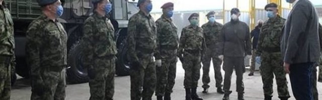 (FOTO) Vučić obišao pripadnike 250. raketne brigade: Danas sam posebno ponosan!