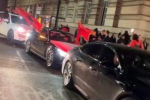 Како Албанци славе независност на улицама Лондона - ламборгини, поршеи, петарде и заставе