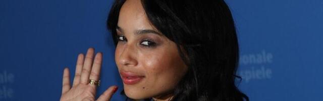 Sevnule grudi! Poznata glumica prošetala bez grudnjaka - čipkasta haljina otkrila više nego što je htela (FOTO)