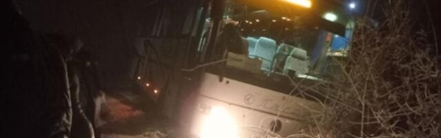 Autobus pun putnika sleteo s puta! Drama kod Aranđelovca!