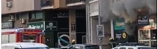 Požar u Novom Sadu: Dim kuljao iz zgrade, povređena jedna osoba (VIDEO)