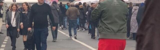 Skup u Beogradu: Nedimović u redu za roštilj i pokušaj grljenja Vučevića (FOTO, VIDEO)
